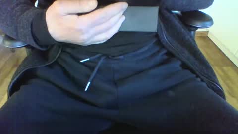 Snapshot of mik116 chatting on 01/31/25, 10:52 mik online show from 01/31/25, 10:52