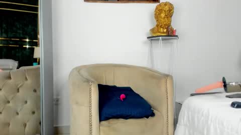 Snapshot of mikaelastonne chatting on 11/11/25, 01:22 Mikaela blondie bigass online show from 11/11/25, 01:22