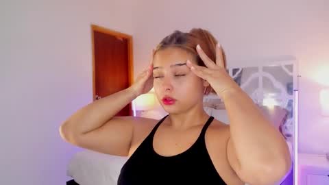 Snapshot of mikaelastonne chatting on 12/01/25, 01:05 Mikaela blondie bigass online show from 12/01/25, 01:05