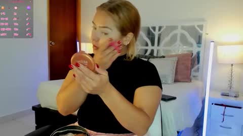 Snapshot of mikaelastonne chatting on 12/19/25, 10:55 Mikaela blondie bigass online show from 12/19/25, 10:55