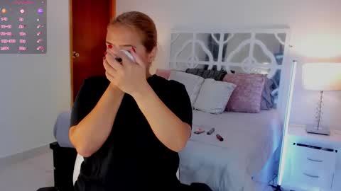 Snapshot of mikaelastonne chatting on 12/20/25, 11:06 Mikaela blondie bigass online show from 12/20/25, 11:06