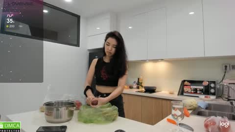 Snapshot of mikakimura chatting on 02/18/25, 12:39 Miko now i live in Vietnam online show from 02/18/25, 12:39