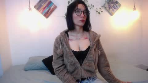 Snapshot of mikaza_akerman chatting on 05/04/26, 01:07 mikaza online show from 05/04/26, 01:07
