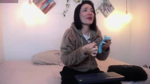 Snapshot of mikaza_akerman chatting on 05/05/26, 12:57 mikaza online show from 05/05/26, 12:57