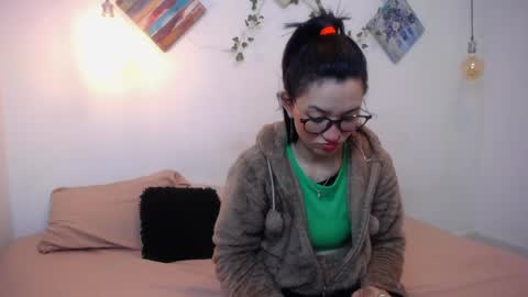 Snapshot of mikaza_akerman chatting on 05/13/26, 12:46 mikaza online show from 05/13/26, 12:46