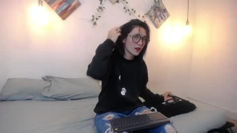 Snapshot of mikaza_akerman chatting on 06/05/26, 12:55 mikaza online show from 06/05/26, 12:55