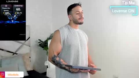 Snapshot of mike_belle chatting on 02/21/25, 08:05 Mike Belle online show from 02/21/25, 08:05