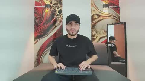 Snapshot of mike_kurtt chatting on 12/17/25, 09:32 MIKE online show from 12/17/25, 09:32