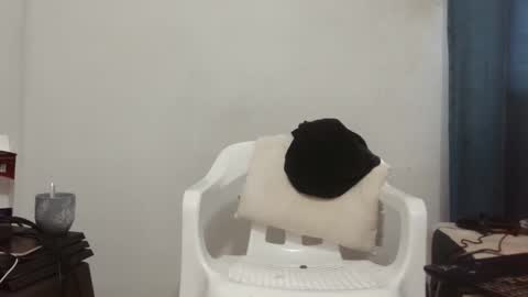 Snapshot of mike_leonrey22 chatting on 12/15/25, 06:23 mike_leonrey22 online show from 12/15/25, 06:23