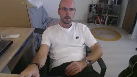 Snapshot of mikmik91 chatting on 10/31/25, 02:07 mikmik91 online show from 10/31/25, 02:07