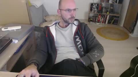 Snapshot of mikmik91 chatting on 11/18/25, 04:11 mikmik91 online show from 11/18/25, 04:11