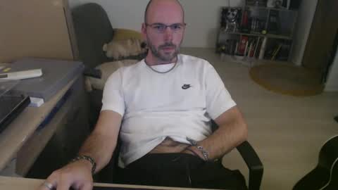 Snapshot of mikmik91 chatting on 11/19/25, 04:18 mikmik91 online show from 11/19/25, 04:18