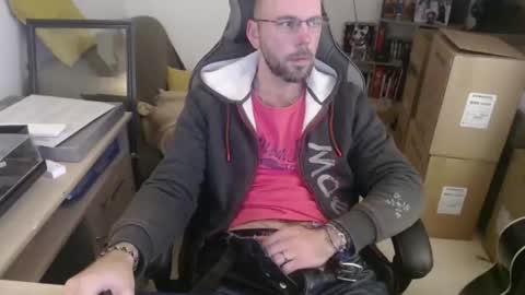 Snapshot of mikmik91 chatting on 12/18/25, 04:13 mikmik91 online show from 12/18/25, 04:13