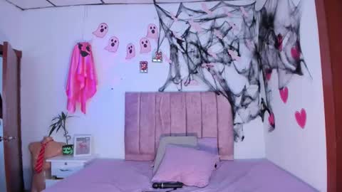 mila_1wood online show from 10/20/25, 02:17