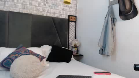 mila_adamss online show from 12/17/25, 10:43