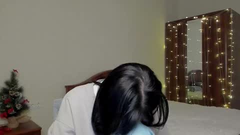 Snapshot of mila_dance_ chatting on 12/18/25, 05:02 mila_dance_ online show from 12/18/25, 05:02