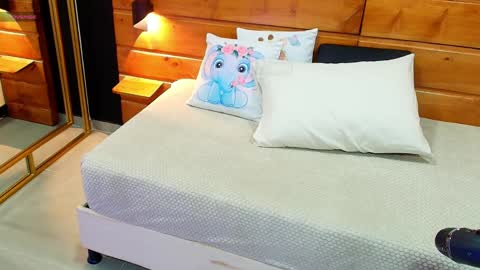 Snapshot of mila_kiitty chatting on 02/14/25, 11:42 Milena online show from 02/14/25, 11:42