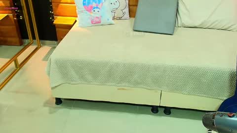 Snapshot of mila_kiitty chatting on 03/04/25, 11:40 Milena online show from 03/04/25, 11:40