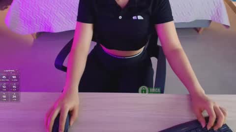 Snapshot of mila_kiitty chatting on 12/02/25, 11:04 Milena online show from 12/02/25, 11:04