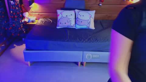 Snapshot of mila_kiitty chatting on 12/17/25, 11:05 Milena online show from 12/17/25, 11:05