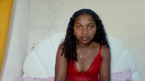 mila_lunah online show from 05/19/26, 01:56