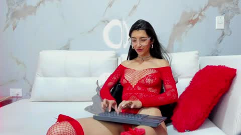 Snapshot of milaa_petite chatting on 02/05/25, 01:04 online show from 02/05/25, 01:04