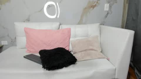 Snapshot of milaa_petite chatting on 02/11/25, 09:35 online show from 02/11/25, 09:35