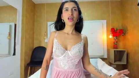 Snapshot of milaa_petite chatting on 11/26/25, 10:00 online show from 11/26/25, 10:00