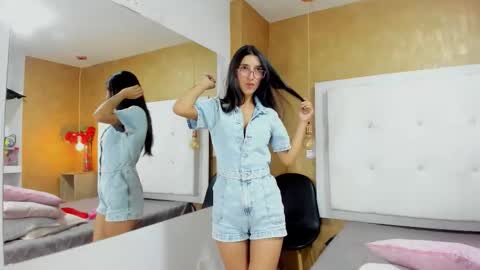 Snapshot of milaa_petite chatting on 11/28/25, 10:34 online show from 11/28/25, 10:34