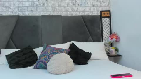 mila online show from 10/05/25, 10:13