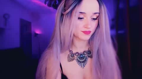 Snapshot of miladyjolie chatting on 12/19/25, 05:58 MiladyJolie online show from 12/19/25, 05:58