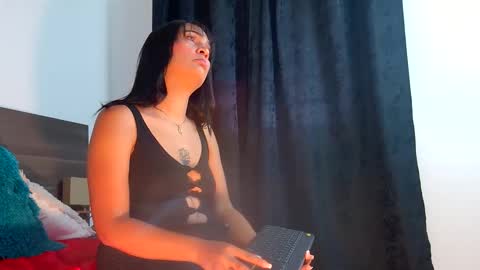 Snapshot of milahot23 chatting on 10/25/25, 04:31 mila online show from 10/25/25, 04:31