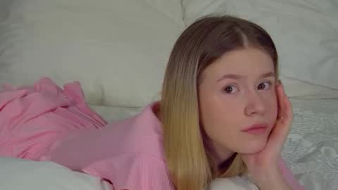 MilanaBalmain online show from 11/30/25, 04:38