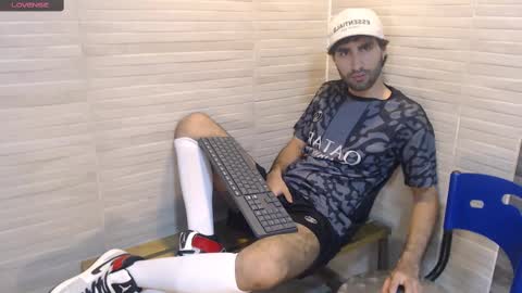 Snapshot of milanzaire chatting on 03/12/25, 02:41 milanzaire online show from 03/12/25, 02:41