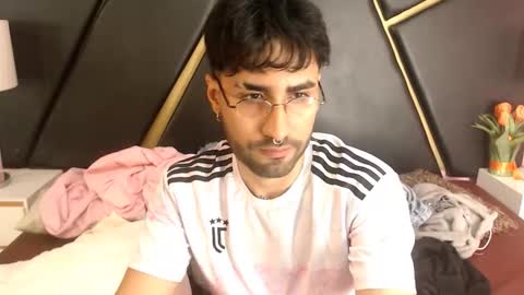 Snapshot of milanzaire chatting on 09/17/25, 12:23 milanzaire online show from 09/17/25, 12:23