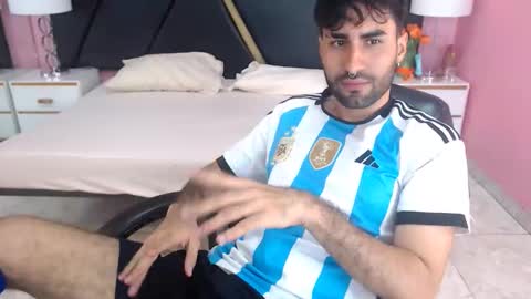 Snapshot of milanzaire chatting on 10/15/25, 12:00 milanzaire online show from 10/15/25, 12:00