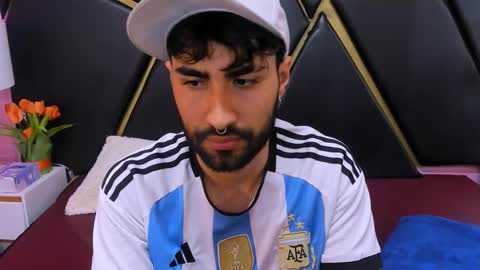 Snapshot of milanzaire chatting on 10/23/25, 01:49 milanzaire online show from 10/23/25, 01:49