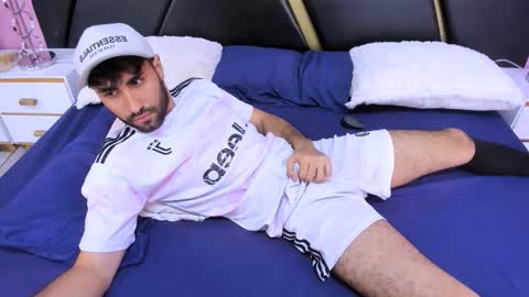 Snapshot of milanzaire chatting on 11/05/25, 02:00 milanzaire online show from 11/05/25, 02:00