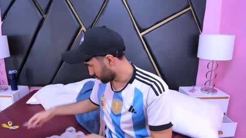 Snapshot of milanzaire chatting on 11/16/25, 08:36 milanzaire online show from 11/16/25, 08:36