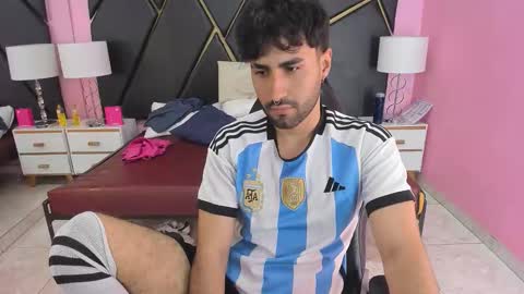 Snapshot of milanzaire chatting on 11/23/25, 10:09 milanzaire online show from 11/23/25, 10:09