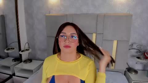 Snapshot of milasaenz1 chatting on 06/17/26, 02:29 Cami online show from 06/17/26, 02:29