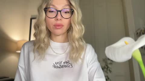 Mila online show from 04/17/26, 04:21