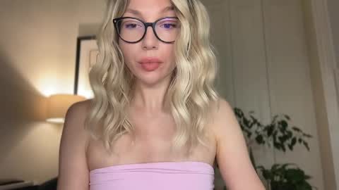 Mila online show from 05/03/26, 04:24
