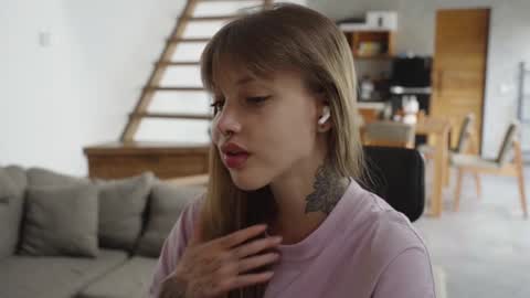 Snapshot of mileeena chatting on 02/20/25, 06:06 M Telegram mamagotachannel online show from 02/20/25, 06:06