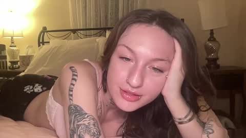 Snapshot of miley_monroee chatting on 02/17/25, 02:31 miley_monroee online show from 02/17/25, 02:31