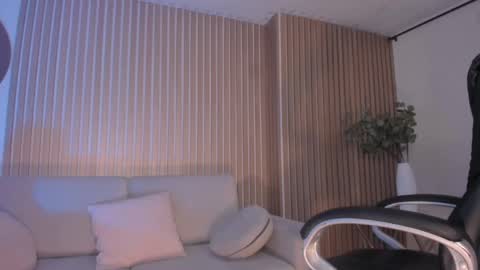 Snapshot of mileycruz_ chatting on 02/19/25, 06:33 Miley Cruz IG miley model23 online show from 02/19/25, 06:33