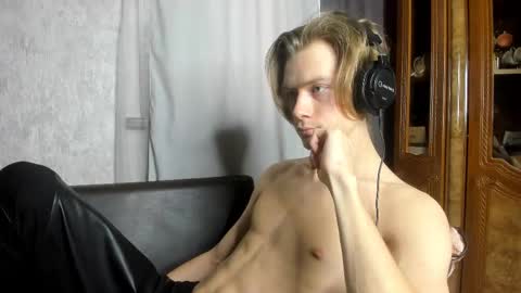 Snapshot of milkiwy chatting on 11/25/25, 08:03 Isaac online show from 11/25/25, 08:03