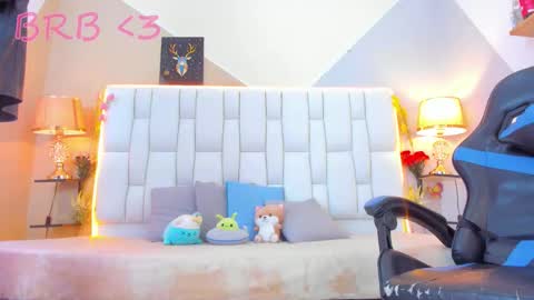 Snapshot of milkwhore1 chatting on 09/22/25, 12:18 Michelle online show from 09/22/25, 12:18