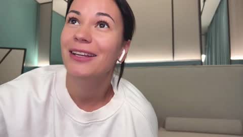 Snapshot of milla_kuni chatting on 01/27/25, 10:06 Mila online show from 01/27/25, 10:06