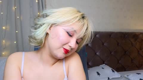 Snapshot of milla_waves chatting on 01/28/25, 04:41 Milla or just Mi online show from 01/28/25, 04:41